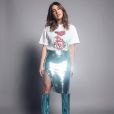 Fernanda Paes Leme combina t-shirt descolada com saia de paêtes e bota de cano longo