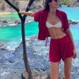Camila Queiroz usa conjuntinho vermelho e top branco