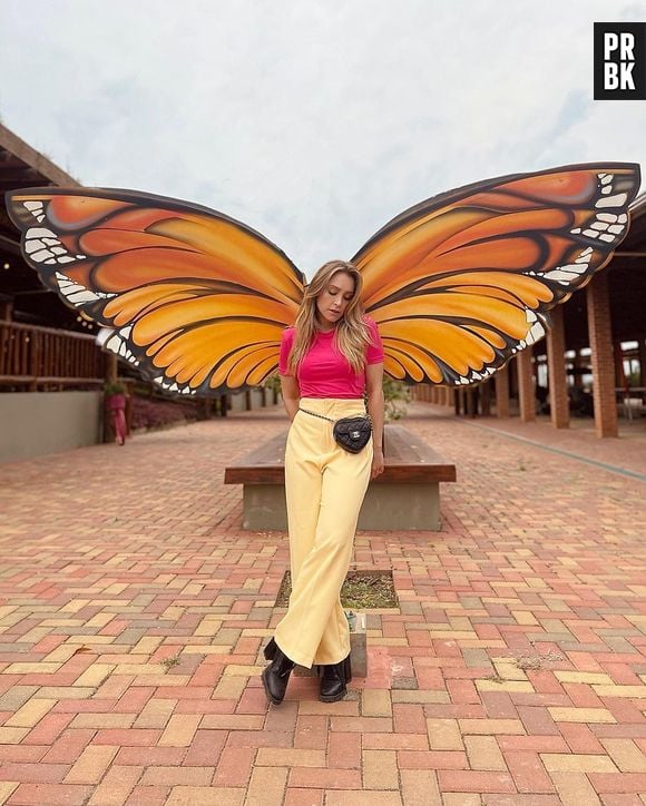 A atriz Carla Diaz combina top cropped vermelho com peças estilosas