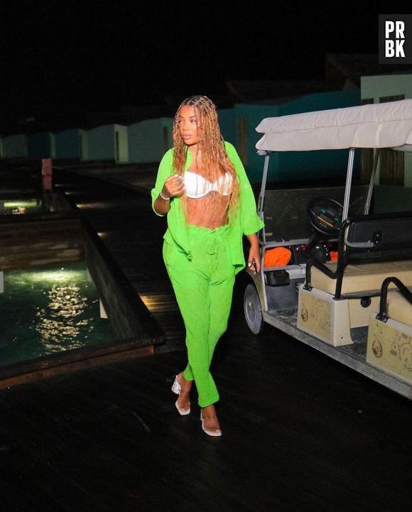 Ludmilla aposta em conjunto na cor verde e top branco