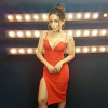 Anitta investe em vestido justo decotado e fenda lateral