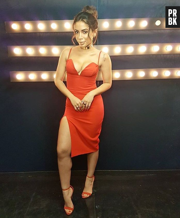 Anitta investe em vestido justo decotado e fenda lateral