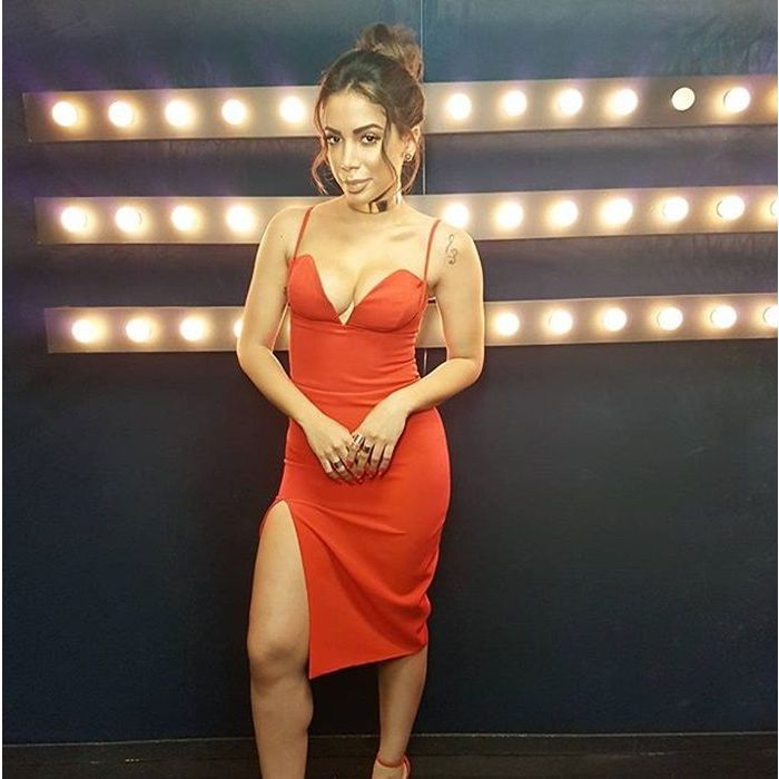 Anitta investe em vestido justo decotado e fenda lateral