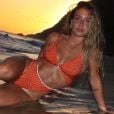 Bruna Griphao gosta de itens de moda praia em cores quentes