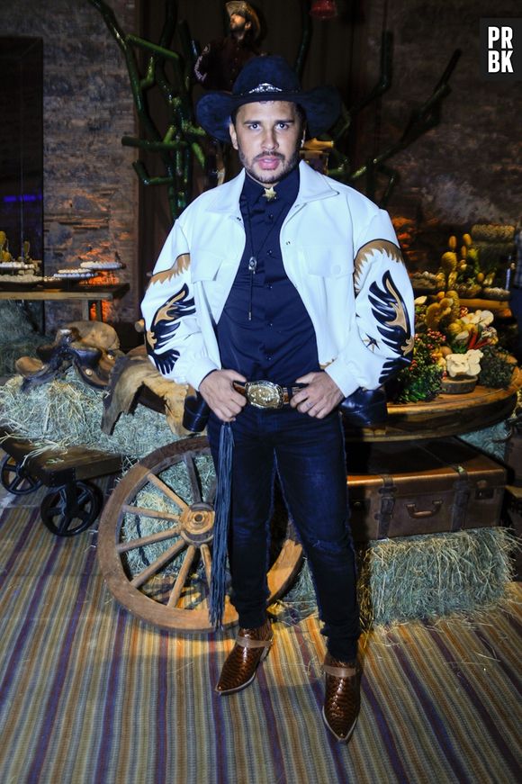 Lucas Guimarães foi com look de cowboy em festa de aniversário, na última terça-feira (24)