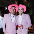 Alvaro e Vitor Vitorino foram de rosa em festa de Lucas Guimarães