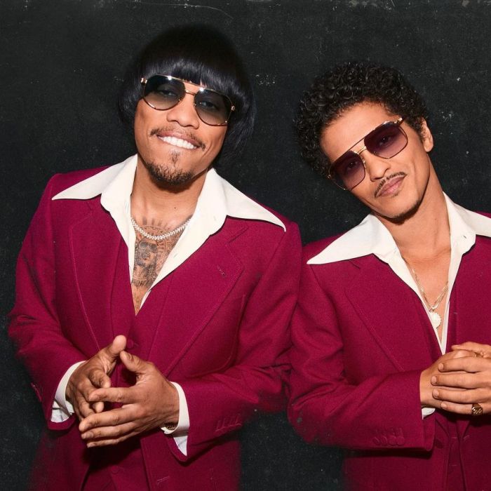 Bruno Mars (direita) é confirmado como headliner no festival The Town