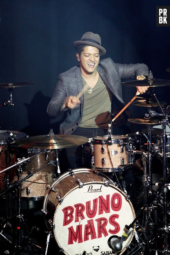 Bruno Mars fez solo de bateria no show de intervalo do Super Bowl 2014 e surpreendeu o público