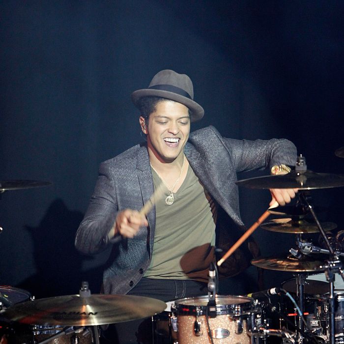 Bruno Mars fez solo de bateria no show de intervalo do Super Bowl 2014 e surpreendeu o público