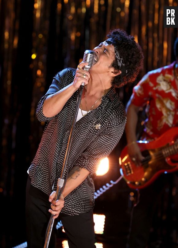 Bruno Mars fez serenata de "Just The Way You Are" para fã em show