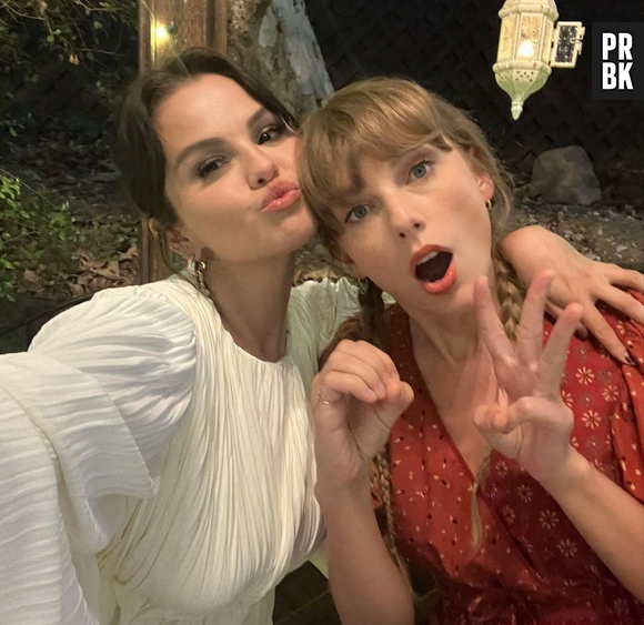 Hailey Bieber fez cara de nojo ao ouvir sobre Taylor Swift, melhor amiga de Selena Gomez, em talkshow