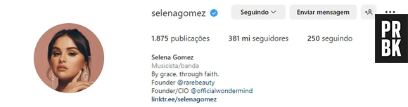 Suposta rivalidade de Kylie Jenner com Selena Gomez começou quand a cantora assumiu o posto de mulher mais seguida do Instagram