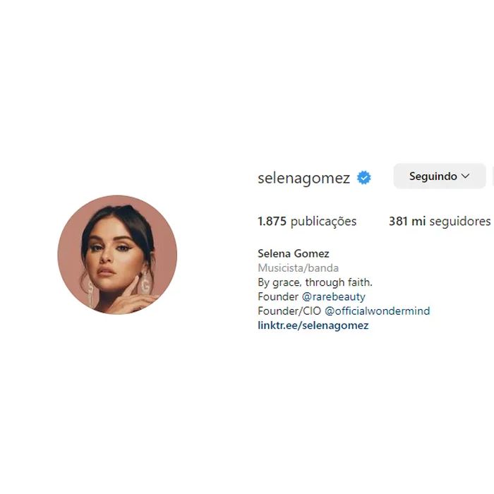 Suposta rivalidade de Kylie Jenner com Selena Gomez começou quand a cantora assumiu o posto de mulher mais seguida do Instagram