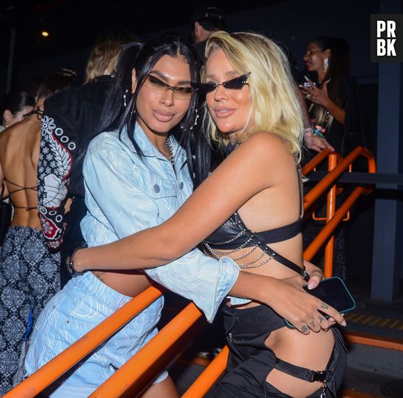 Pocah e Gabi Lopes posam juntas na 2ª festa em comemoração dos 30 anos de Anitta, em São Paulo, neste último domingo, 26 de março de 2023