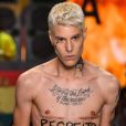Sam Porto foi o primeiro homem trans a desfilar na São Paulo Fashion Week