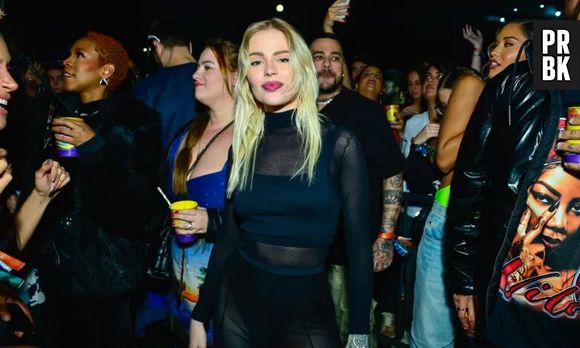 Luísa Sonza usou um look all black com transparência