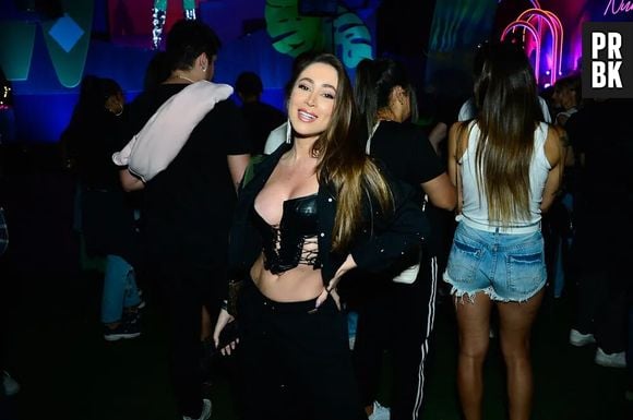 Carol Narizinho foi mais uma adepta do all black