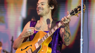 Nova moda? Harry Styles e Beyoncé fazem chá revelação e descobrem sexo de bebês no meio do show