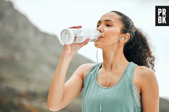 Você pode usar água quente e detergente para limpar sua garrafa de água