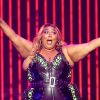 Lizzo surpreende fã vítima de cyberbullying em show na austrália 
 