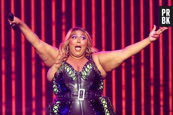 Lizzo surpreende fã vítima de cyberbullying em show na austrália 
 