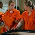 Hanna (Ashley Benson) encontra com Alison (Sasha Pieterse) na prisão em "Pretty Little Liars"