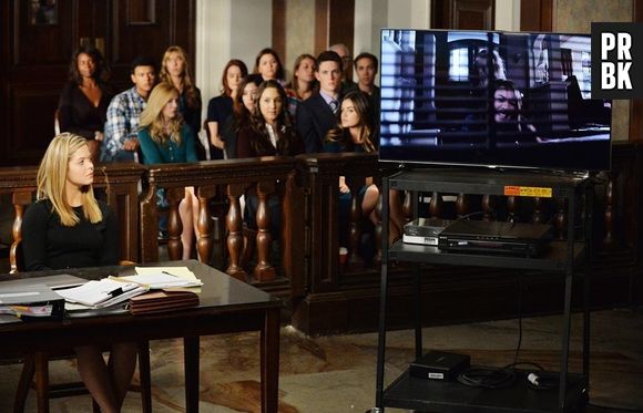 Alison (Sasha Pieterse) assiste o vídeo do dia da morte de Mona (Janel Parrish) junto com Spencer (Troian Bellisario), Aria (Lucy Hale), Emily (Shay Mitchell) e o resto do tribunal em "Pretty Little Liars"