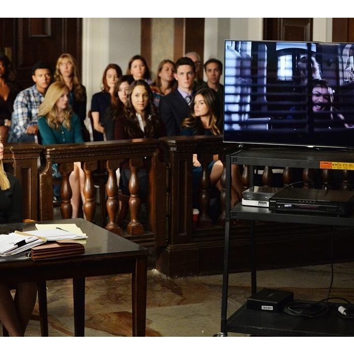 Alison (Sasha Pieterse) assiste o vídeo do dia da morte de Mona (Janel Parrish) junto com Spencer (Troian Bellisario), Aria (Lucy Hale), Emily (Shay Mitchell) e o resto do tribunal em &quot;Pretty Little Liars&quot;