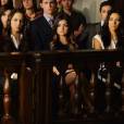Em "Pretty Little Liars", Spencer (Troian Bellisario), Aria (Lucy Hale) e Emily (Shay Mitchell) acompanham o julgamento de Alison (Sasha Pieterse)