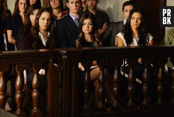 Em "Pretty Little Liars", Spencer (Troian Bellisario), Aria (Lucy Hale) e Emily (Shay Mitchell) acompanham o julgamento de Alison (Sasha Pieterse)