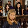 Aria (Lucy Hale) e Emily (Shay Mitchell) esperam pelo final do julgamento de Alison (Sasha Pieterse) em "Pretty Little Liars"