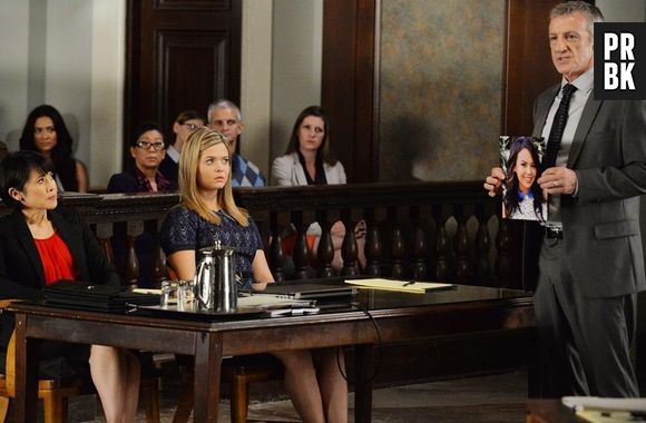 Em "Pretty Little Liars", Alison (Sasha Pieterse) vai ser julgada pela morte de Mona (Janel Parrish)