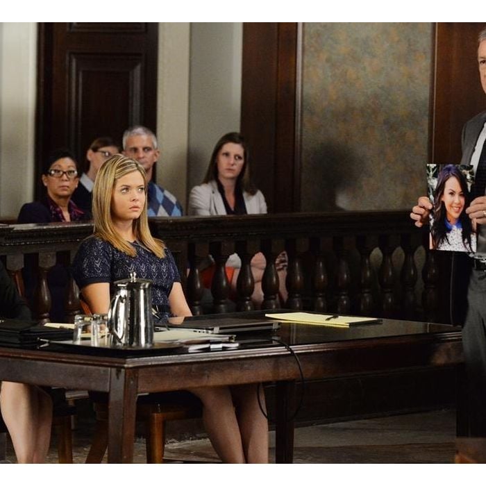 Em &quot;Pretty Little Liars&quot;, Alison (Sasha Pieterse) vai ser julgada pela morte de Mona (Janel Parrish)