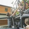 O detalhe escondido na porta do carro pode te ajudar a pendurar coisas no teto, como bicicletas