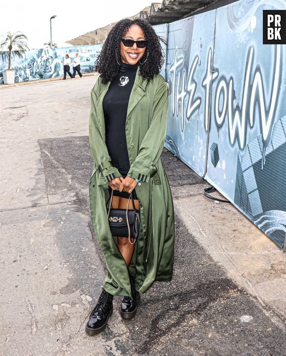 Negra Li usou casacão verde maravilhoso