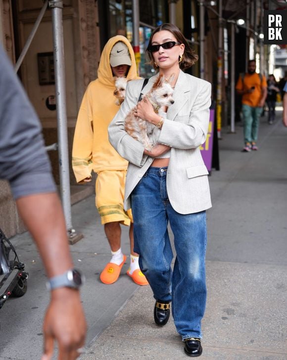 O dia em que Hailey Bieber estava em um estilo todo girl boss e Justin usou um moletom amarelo