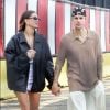 Hailey Bieber de vestidinho branco e jaqueta de couro, enquanto Justin usa bermuda e boné