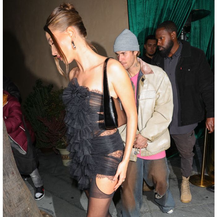 Hailey Bieber com um vestido ousado e elegante, enquanto Justin aposta em visual super casual