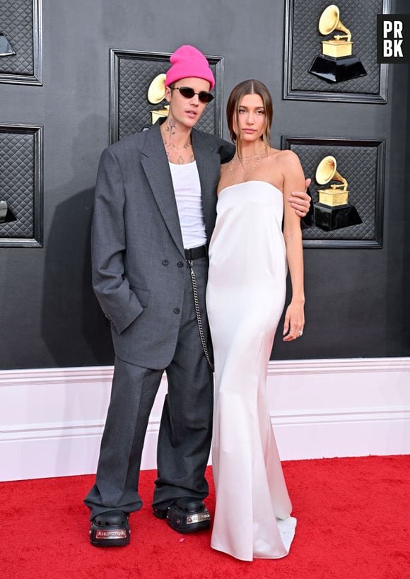 Hailey Bieber com um lindo Saint Laurent e Justin Bieber de touca e crocs no Grammy 2022