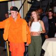 Hailey Bieber com um look mais casual e Justin com um look totalmente laranja