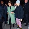 Hailey Bieber super elegante e Justin Bieber com calça xadrez