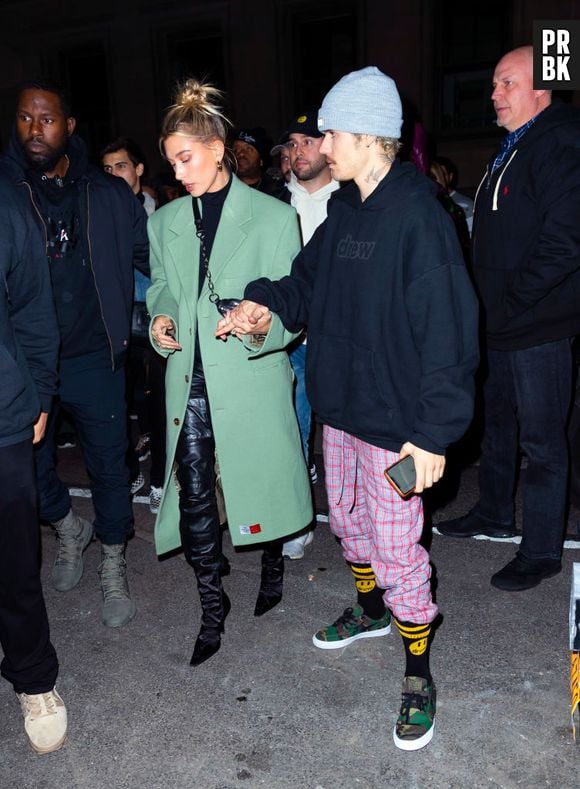 Hailey Bieber super elegante e Justin Bieber com calça xadrez