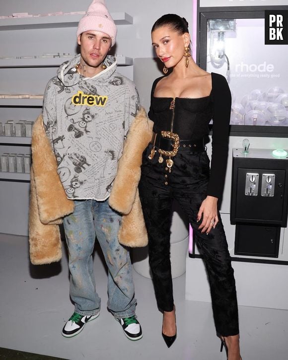 Hailey Bieber com um look matador e Justin Bieber com seu clássico moletom e touca