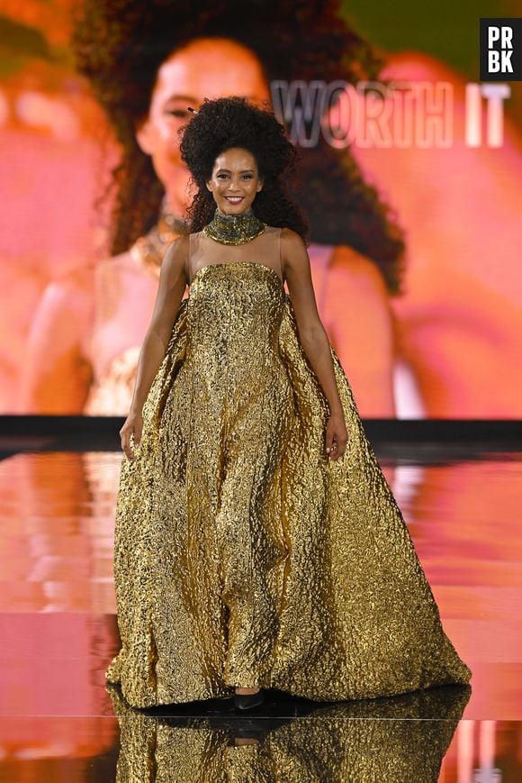 Taís Araújo estava poderosa com macacão dourado brilhante e capa na Paris Fashion Week 2023