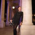  Isabelli Fontana apostou em vestido de renda preto e meia calça para a Paris Fashion Week 2023 