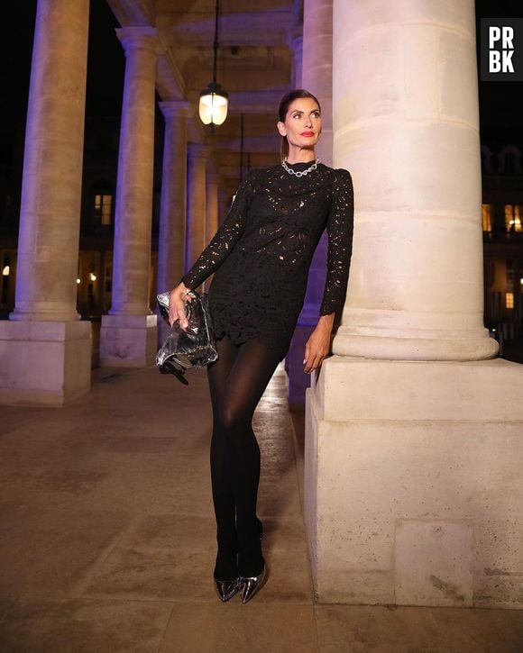 Isabelli Fontana apostou em vestido de renda preto e meia calça para a Paris Fashion Week 2023