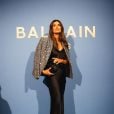 Isabelli Fontana também apostou em estampa geométrica na Paris Fashion Week 2023