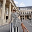 Victoria Hamuche estava perfeita em vestido branco com pontinhos pretos bem vintage na Paris Fashion Week 2023