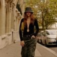 Mari Maria usou calça cargo e blusa com decote bem aberto nas ruas de Paris
