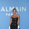 Silvia Braz deslumbrante em desfile da Balmain na Paris Fashion Week 2023
